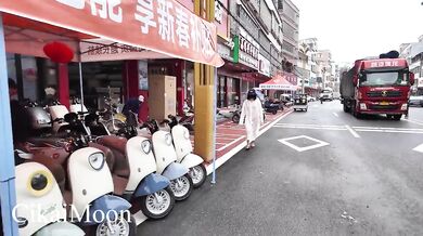 9月新品，天花板露出狂人御姐【cikaimoon】最新作品，白天大胆露出无视路人，调戏老头大叔(6V) (1)